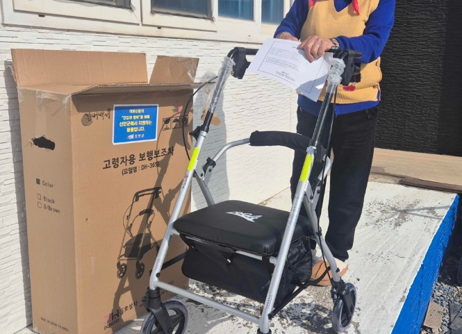 신안군, 어르신 ‘희망의 다리’ 보행보조차 지원
