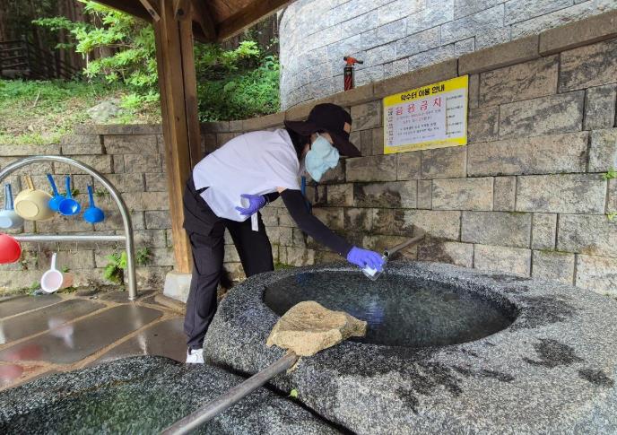 경남보건환경연구원, 봄철 약수터 수질 관리 강화...'매일 찾는 약수터, 안심을 더하다'