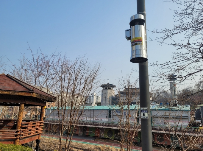 성북구, 우이천에 해충유인살충기 24대 설치…친환경 방역 확대