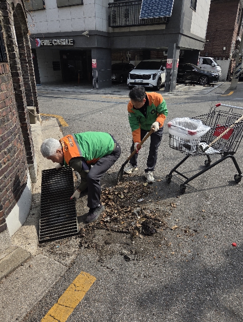 성북구 정릉1동 자율방재단, 침수 취약지역 빗물받이 선제 정비