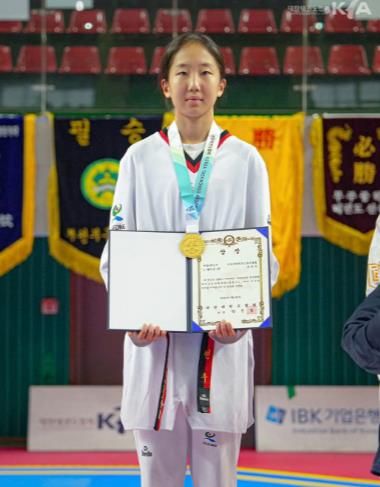 고성여중 허연우, 전국종별태권도대회 정상 등극
