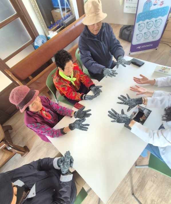 신안군, 경로당 어르신 대상 ‘손 씻기 체험교육’ 실시.."체험 중심 교육으로 감염병 예방 습관 강화"
