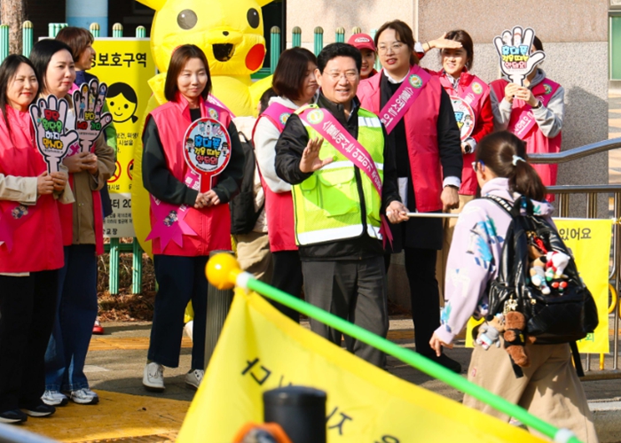 이상일 용인특례시장, 흥덕초등학교에서 교통지도봉사 참여