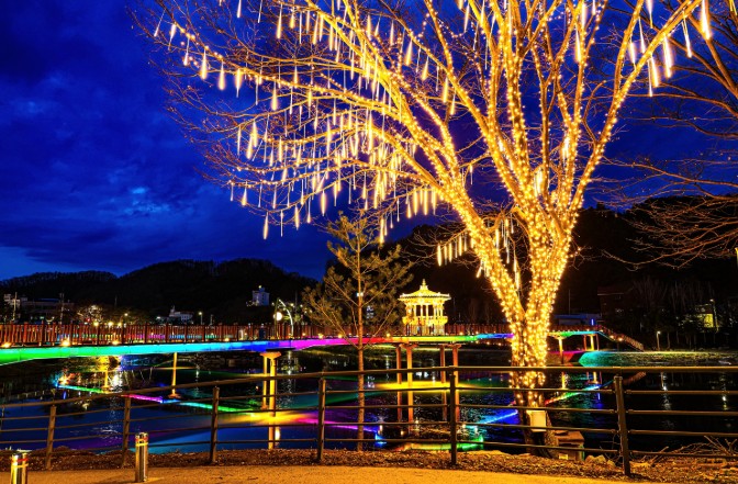 괴산군, '오작교' 밤마다 빛으로 물들다