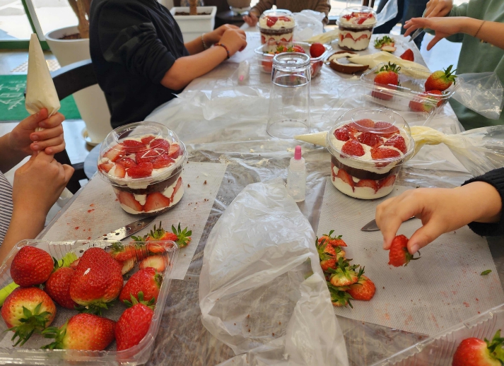 스마트팜에서 딴 딸기, 내 손으로 케이크까지… 홍천 어린이 체험‘눈길’ “임대형 스마트팜 연계 딸기 수확·케이크 만들기 체험 프로그램 추진”