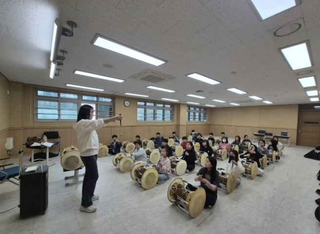 광주 신현초등학교, 마을 강사와 함께하는 전통 장단 체험 운영