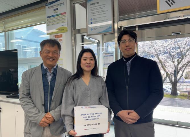 공무원노조 합천군 지부, 새내기 공무원 떡 전달
