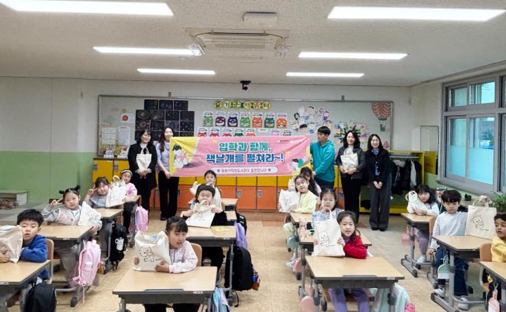 정읍시, 초등 1학년에 책 꾸러미 선물…‘책날개 북스타트’ 운영