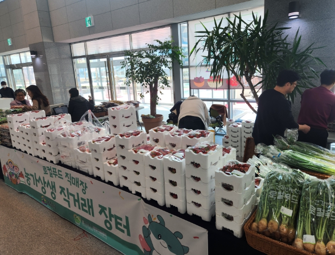 익산시, 시청 열어 판로 막힌 농가 돕는다