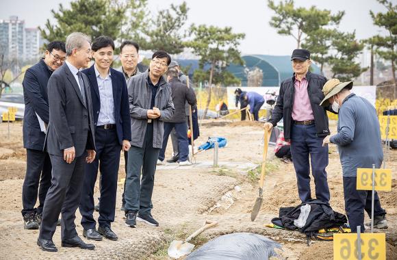윤환 구청장, ‘계양실버농장’ 개장 현장 방문
