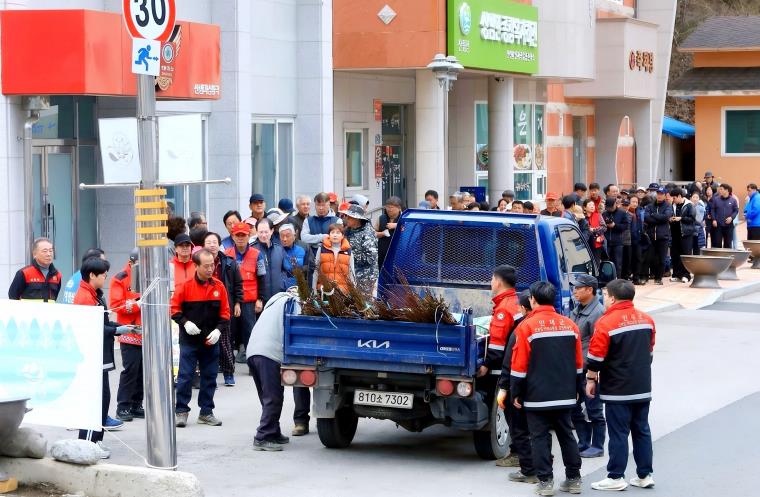 인제군, 식목일 기념 나무심기 행사 열어…군민 참여로 푸른 인제 만든다