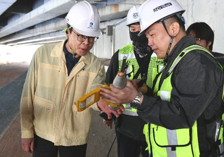 장수석 수원 영통구청장, 노후 교량 원천1교 정밀안전진단 추진...“보이지 않는 균열까지 살핀다”… 원천1교  안전 점검 현장 확인