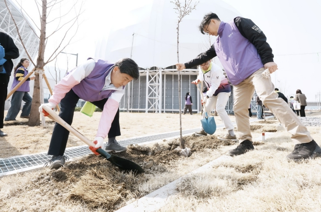 광주시, 제81회 식목일 맞아 G-스타디움서 나무 심기 행사 개최