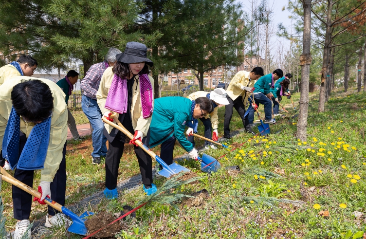 세종시교육청, “우리 손으로 가꾸는 초록 청사” 식목 행사 개최
