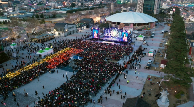 안동 벚꽃축제, 이틀째 '인산인해'