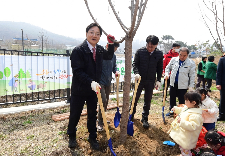 “작은 나무 한 그루가 모여 울창한 숲으로” 강화군, 식목일 맞아 나무심기 행사 개최
