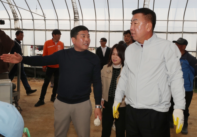 이범석 청주시장, 영농철 맞아 공동육묘장 현장 방문
