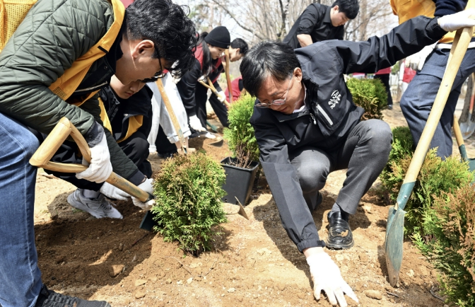 안산시, '뿌리깊은 40년, 숲으로 잇는 100년' 나무심기 행사 성료