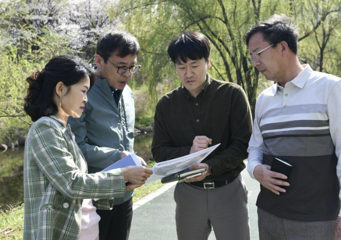 장수석 수원시 영통구청장, "정비 이후에도 꼼꼼히 살핀다"… 원천리천 현장 확인 나서