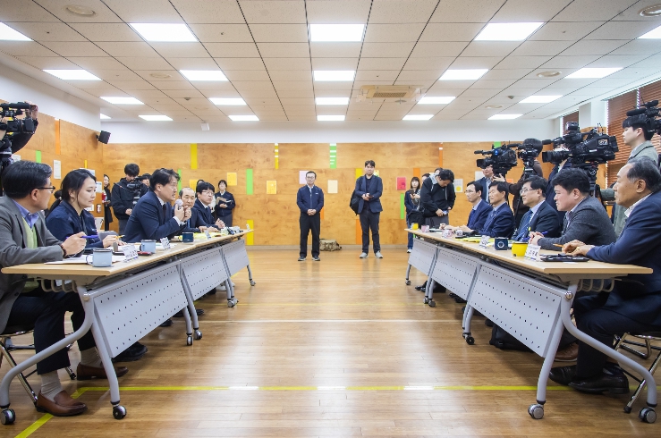 인천 서구청장, 기후부 장관과 종량제봉투 생산 현장 동행 점검