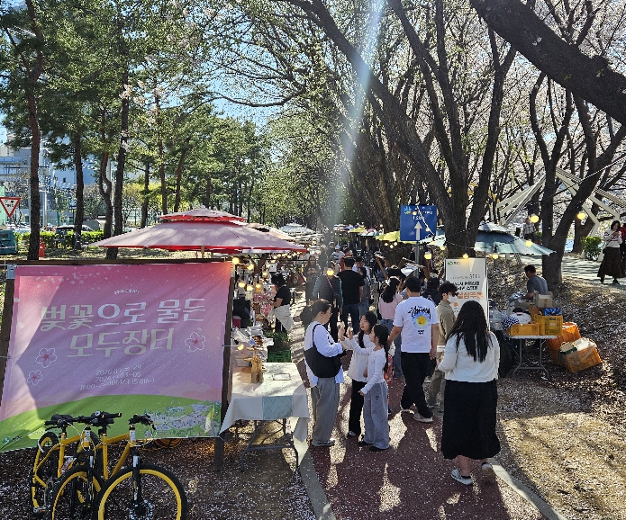 상주시, 북천 벚꽃길 따라 즐기는 봄맞이 '모두장터' 성료