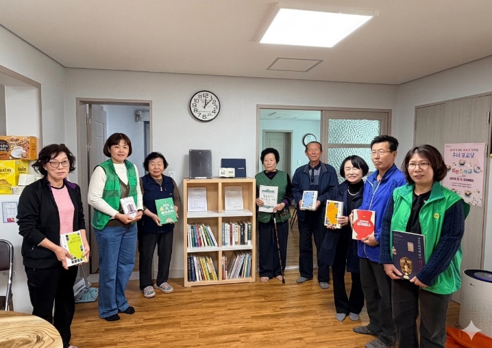 군위군, 경로당에 ‘삼국유사 도서’ 보급... 마을마다 작은 도서관 조성