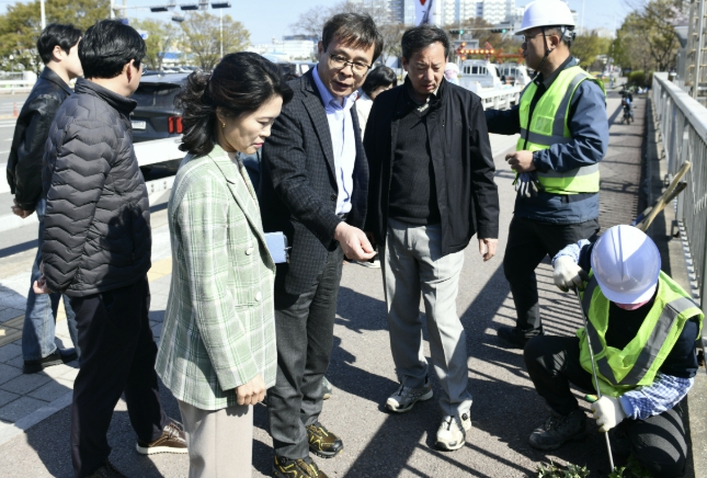 수원시 영통구, "도로 위 작은 관리까지 놓치지 않는다"… 쾌적한 도로환경 조성 나서