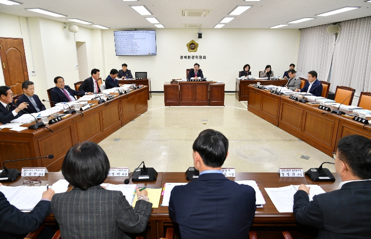 경상남도의회 경제환경위원회, 산업·경제 위기 대응 촉구...도민 생활지원금 심사