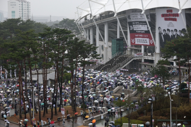 "‘BTS 월드투어 아리랑 in 고양’…인파 몰린 고양종합운동장"