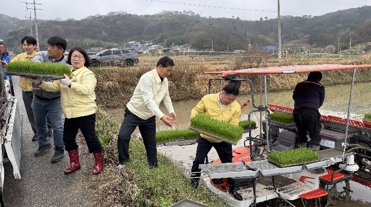손종석 순창군의장, 풍산면 모내기 현장 방문