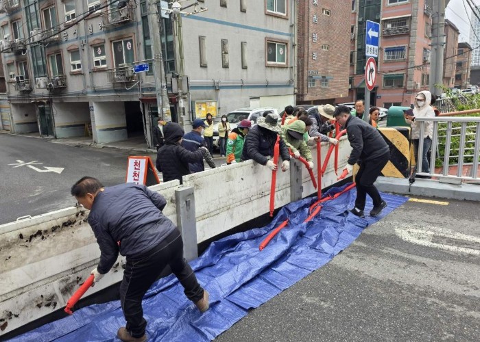 광명시, 집중호우 대비 목감천 홍수 피해 막는다… 차수판 설치 훈련 실시 
