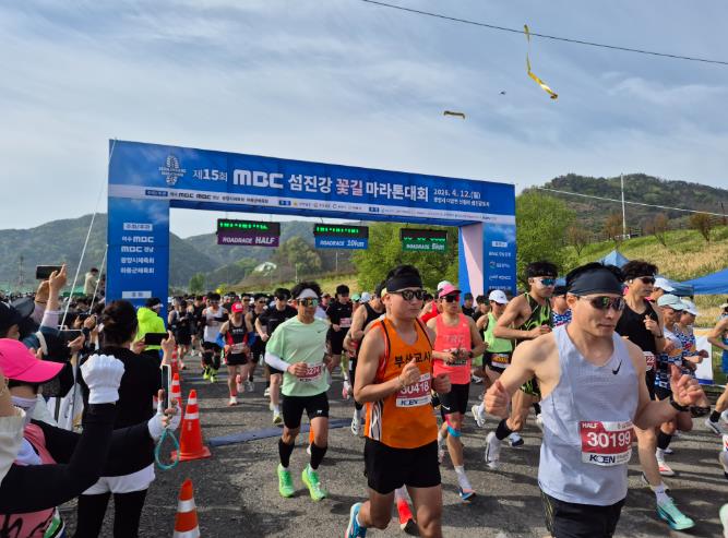 하동군 봄바람 속 5000여 명 질주…섬진강 마라톤 열기‘후끈’