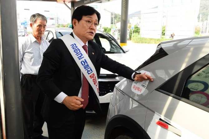 “걷고, 웃고, 어울린다” 강화군, 활기찬 노년 앞세운 노인복지로 주목
