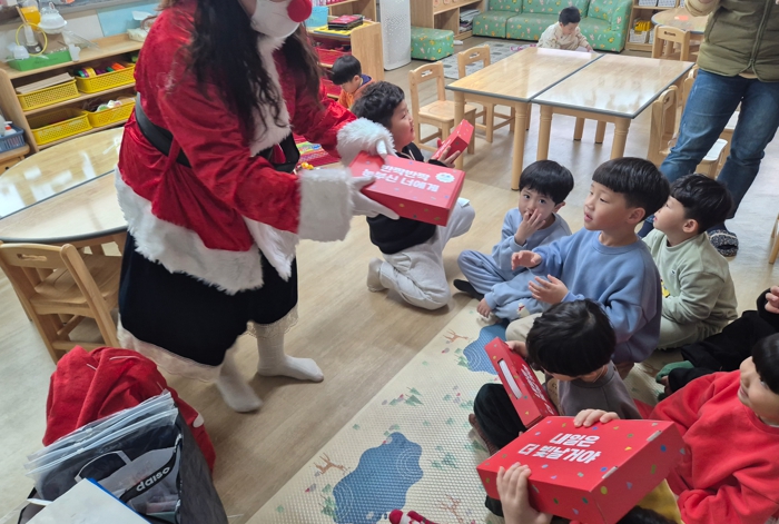 정선 신동다함께돌봄센터, 지역연계 프로그램 ‘행복한 크리스마스 나눔 행사’ 추진