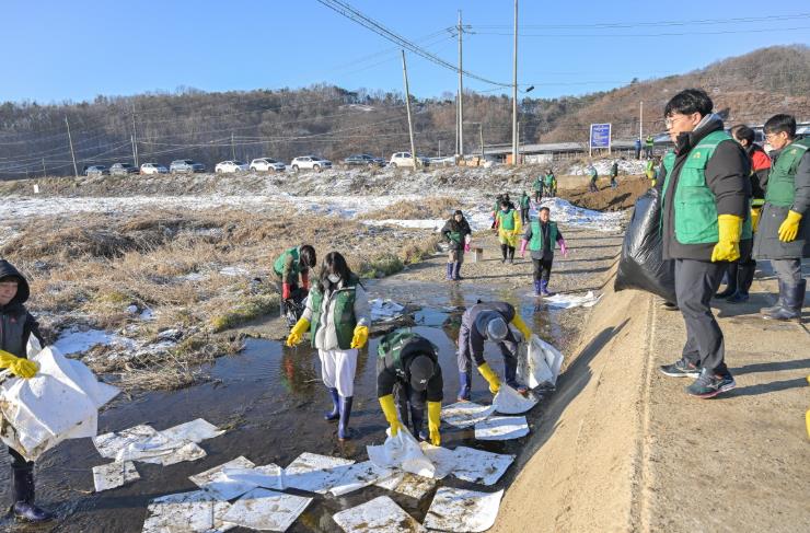 공주시, 유구천 일대 유출된 기름 방제작업 총력 
