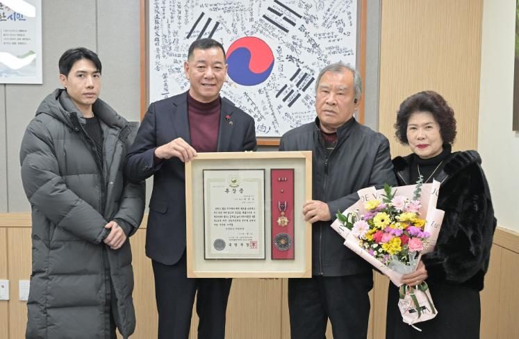 공주시, 6.25 참전유공자 고 배병무 하사 ‘화랑무공훈장’ 전수
