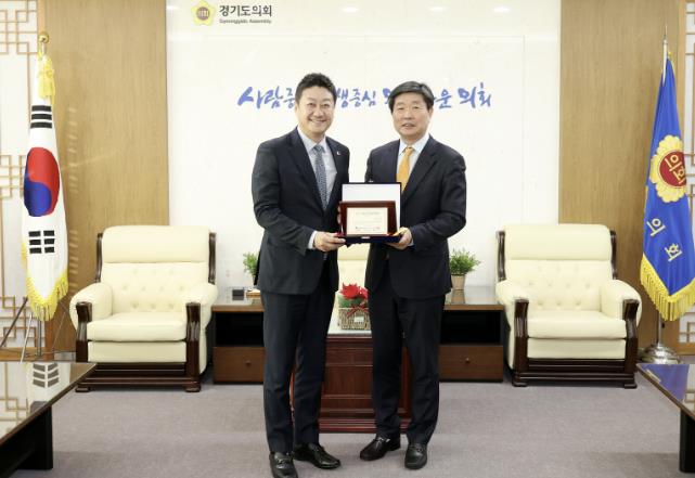 경기도의회 김진경 의장, M이코노미뉴스 '2024 최우수 광역의정상' 수상 "1,410만 도민 행복과 경기도 발전을 위해 더욱 정진하겠다"