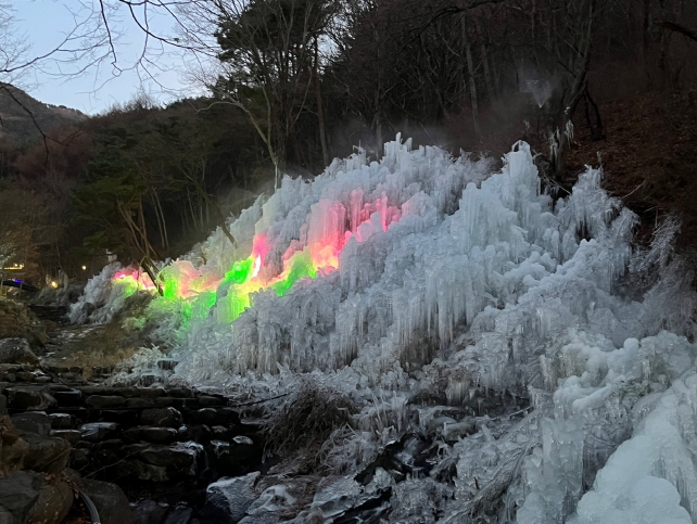 얼음왕국으로 변신한 비슬산 얼음동산 