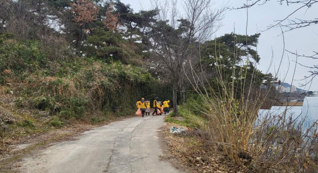 대한적십자사 행안면봉사회, 부안 왕가산 신년 해맞이 준비 환경정비 실시