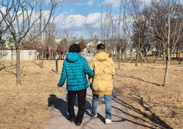 “둘만이 전부였던 부녀, 이제 온 동네가 보살펴요”