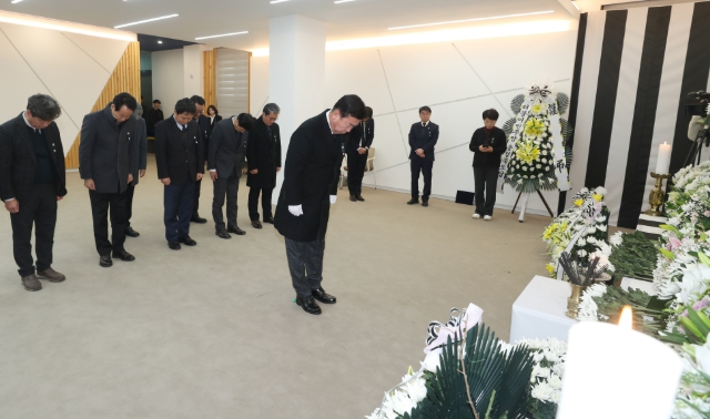 이범석 청주시장, 간부 공무원과 합동분향소 찾아 조문